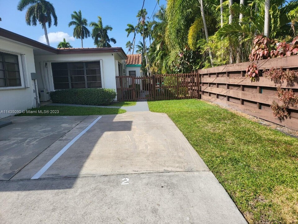 1024 Tyler St-Unit -2 in Hollywood, FL - Building Photo