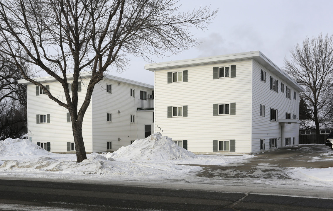 1902-1906 N Washington St in Bismarck, ND - Building Photo