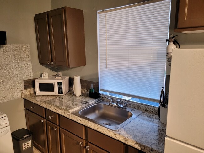 129 SE 2nd Ter, Unit 1 in Hallandale Beach, FL - Building Photo - Building Photo