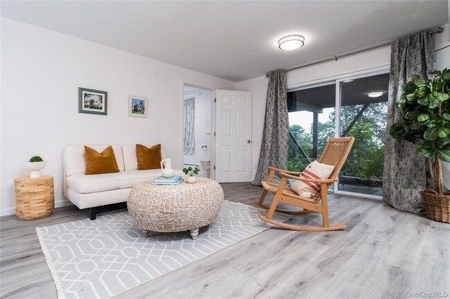 property at 1095 US-9W