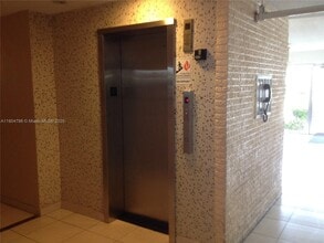 1460 NE 169th St in North Miami Beach, FL - Foto de edificio - Building Photo