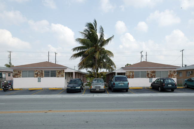 151-165 W 9th St in Hialeah, FL - Foto de edificio - Building Photo