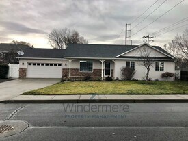 739 S E Landen Dr in College Place, WA - Building Photo