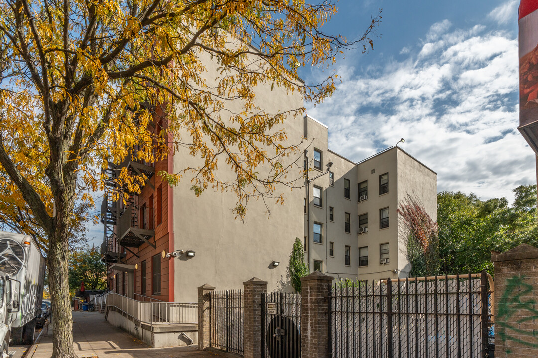 970 De Kalb Ave in Brooklyn, NY - Foto de edificio