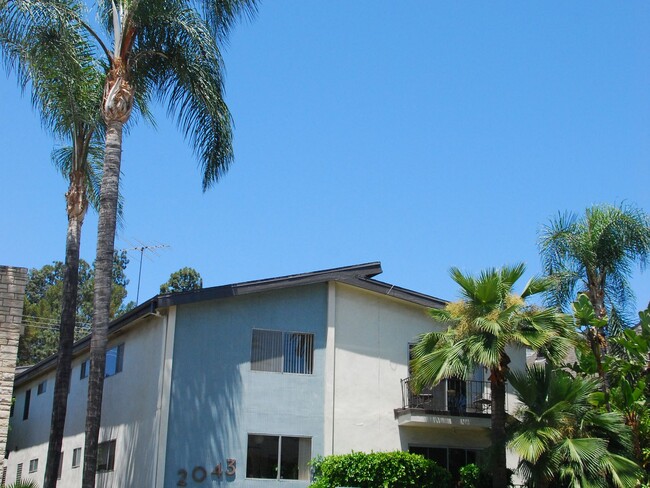 2043 Beachwood Drive, in Los Angeles, CA - Foto de edificio - Building Photo