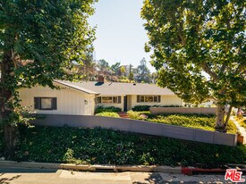 864 Bienveneda Ave in Los Angeles, CA - Building Photo