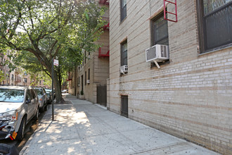 30 Dongan Place in New York, NY - Building Photo - Building Photo