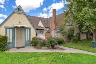 The Bee Apartments in Turlock, CA - Foto de edificio - Building Photo