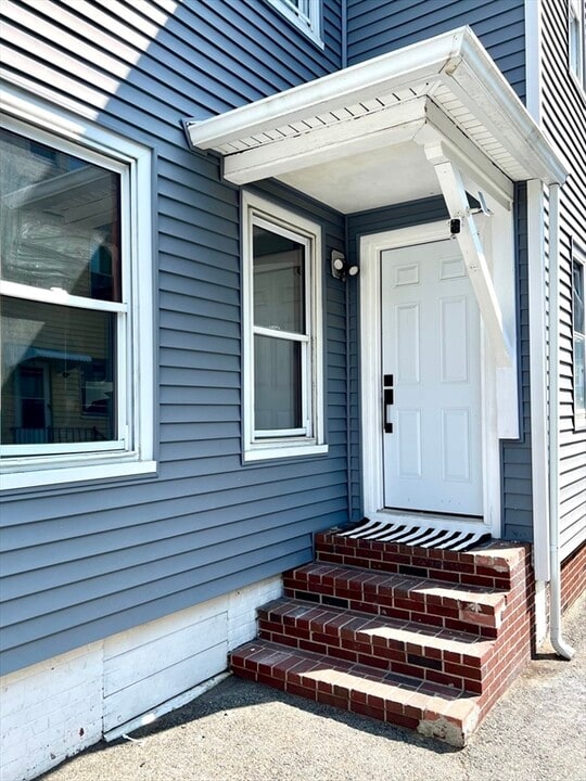 8 Foster St in Attleboro, MA - Building Photo