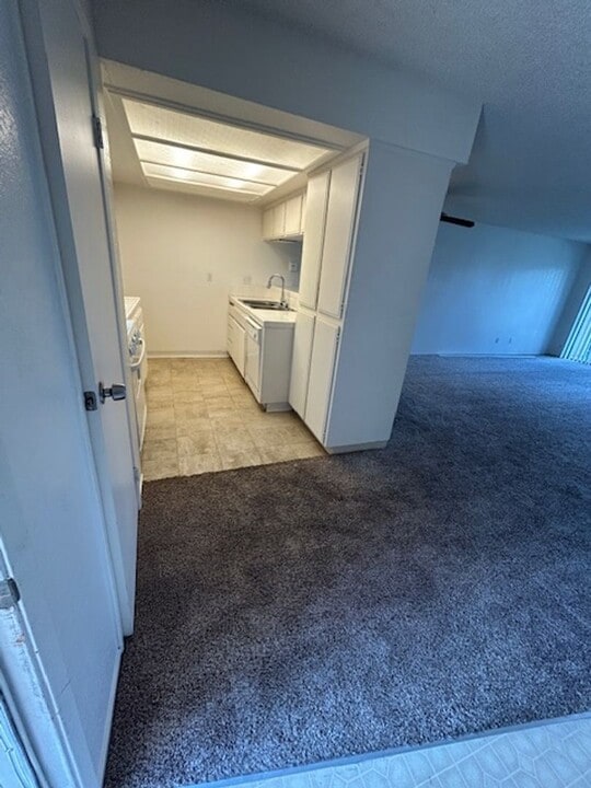 348 N Crenshaw St in Visalia, CA - Building Photo