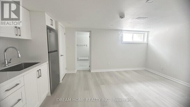 6 Clementine Square in Toronto, ON - Building Photo - Building Photo