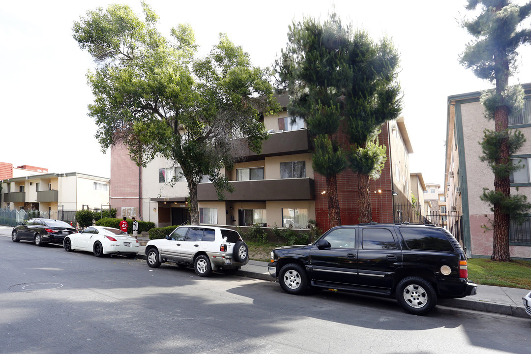 Langdon Gardens in Van Nuys, CA - Building Photo