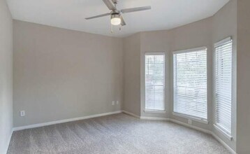 8787 Woodway Dr in Houston, TX - Building Photo - Building Photo