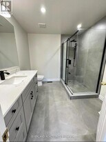 7 Bassett Ave in Richmond Hill, ON - Building Photo