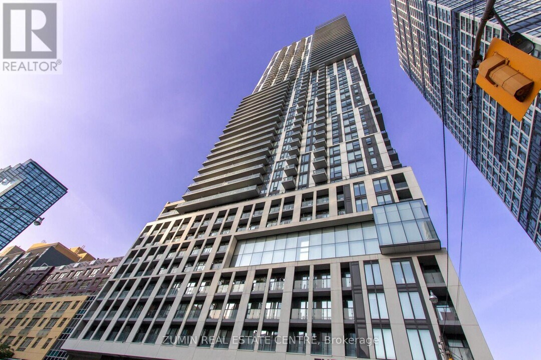 251-2251 Jarvis St in Toronto, ON - Building Photo