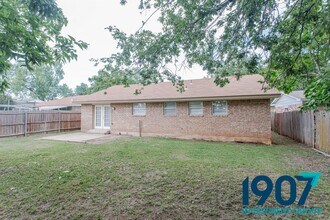 1127 Berwyck Dr in Moore, OK - Building Photo - Building Photo