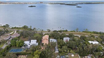 215 Edgewater Dr in Dunedin, FL - Building Photo