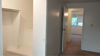 4692 Charecote Ln, Unit D in Columbus, OH - Foto de edificio - Building Photo