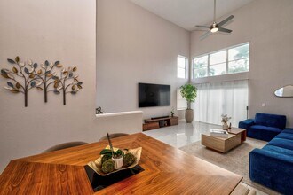 621 Lakeshore Terrace in Davie, FL - Building Photo - Building Photo