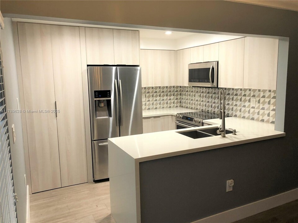 10030 NW 9th St Cir in Miami, FL - Building Photo