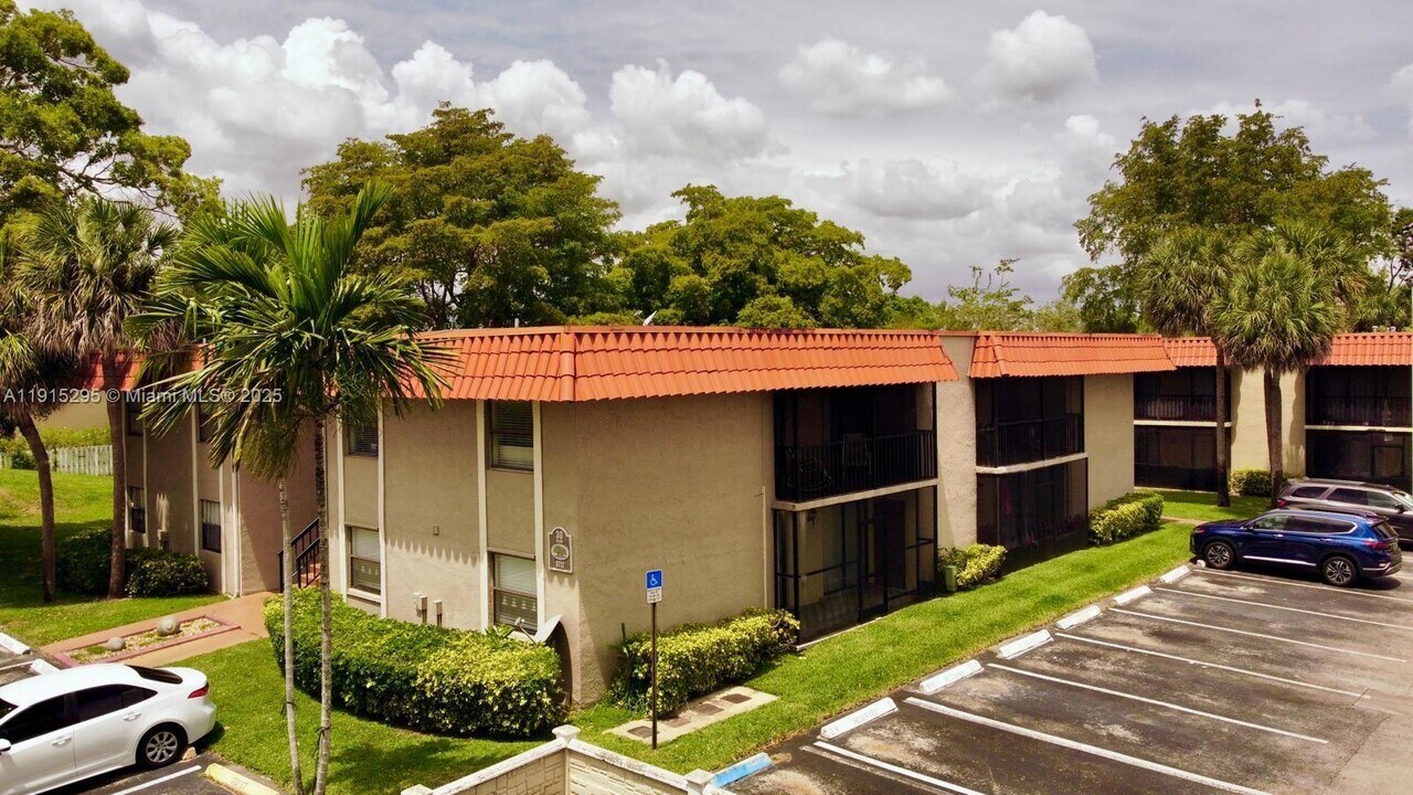 9712 Hammocks Blvd in Miami, FL - Foto de edificio