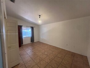7001 W 35th Ave in Hialeah, FL - Building Photo - Building Photo