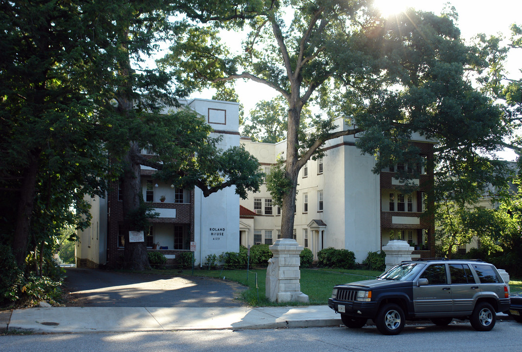 Roland House in Baltimore, MD - Building Photo