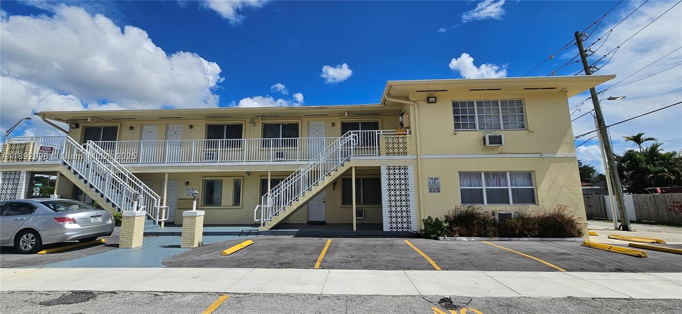 4490 W Flagler St in Coral Gables, FL - Building Photo