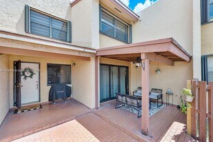 241 W Park Dr in Miami, FL - Building Photo