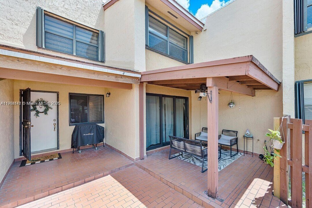 241 W Park Dr in Miami, FL - Building Photo