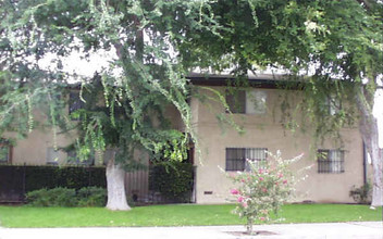 9215 Wakefield Ave in Panorama City, CA - Foto de edificio - Building Photo