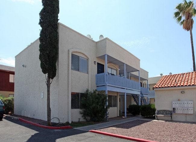 Sherwood Terrace in Tucson, AZ - Building Photo - Building Photo