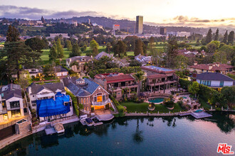 10045 Valley Spring Ln in Los Angeles, CA - Foto de edificio - Building Photo