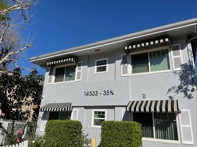 14533 Dickens St in Sherman Oaks, CA - Foto de edificio - Building Photo