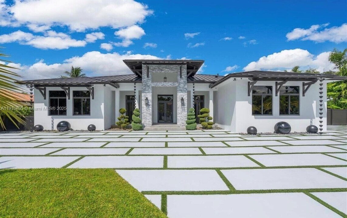 250 NW 129th Ave in Miami, FL - Building Photo