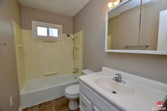 3300 E 36th Ct in Des Moines, IA - Building Photo - Building Photo