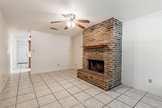 3009 Manor Ln, Unit B in Huntsville, TX - Building Photo - Building Photo