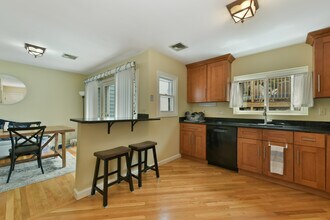 335 W 4th St, Unit 335 in Boston, MA - Foto de edificio - Building Photo