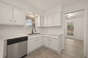 5615 Beechnut St in Houston, TX - Building Photo