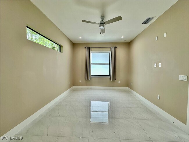 2648 2nd Ave NE in Naples, FL - Foto de edificio - Building Photo