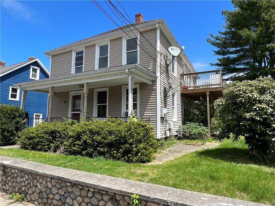 11 Pond St in Westerly, RI - Building Photo