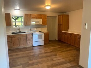 5333 Rogue River Hwy in Gold Hill, OR - Building Photo - Building Photo