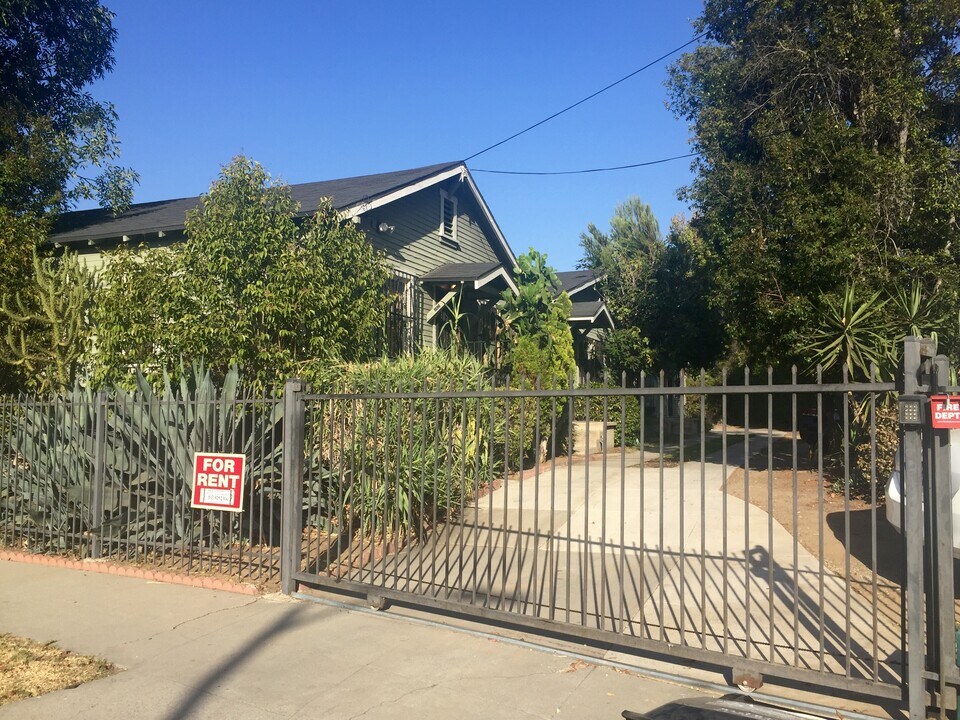 402 Micheltorena St in Los Angeles, CA - Building Photo
