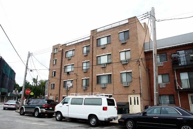 3201-3203 Leavitt St in Flushing, NY - Building Photo - Building Photo