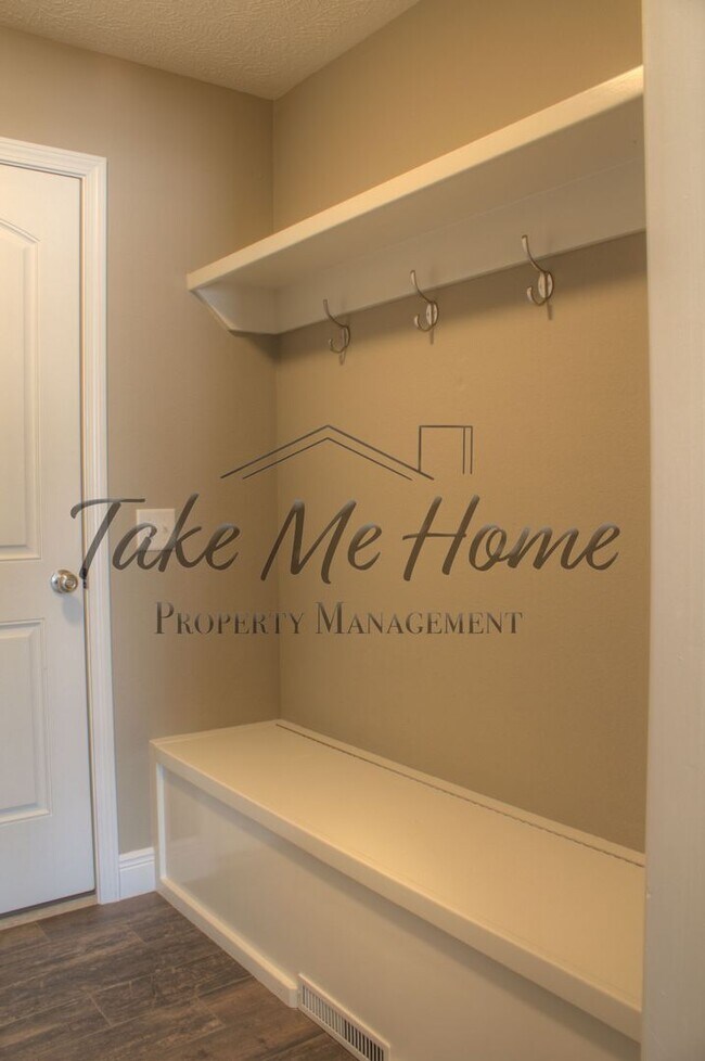 5776 E Gatehouse Dr in Strafford, MO - Building Photo - Building Photo