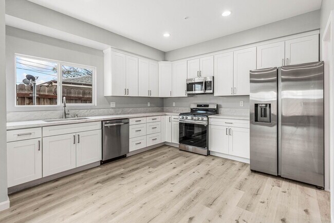 2090 Kearney Ave in San Diego, CA - Building Photo - Building Photo