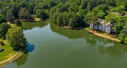 106 Lake Hollow Cir in Cary, NC - Foto de edificio - Building Photo