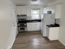 78 Royal Oak Dr, Unit 78B in Waterbury, CT - Building Photo