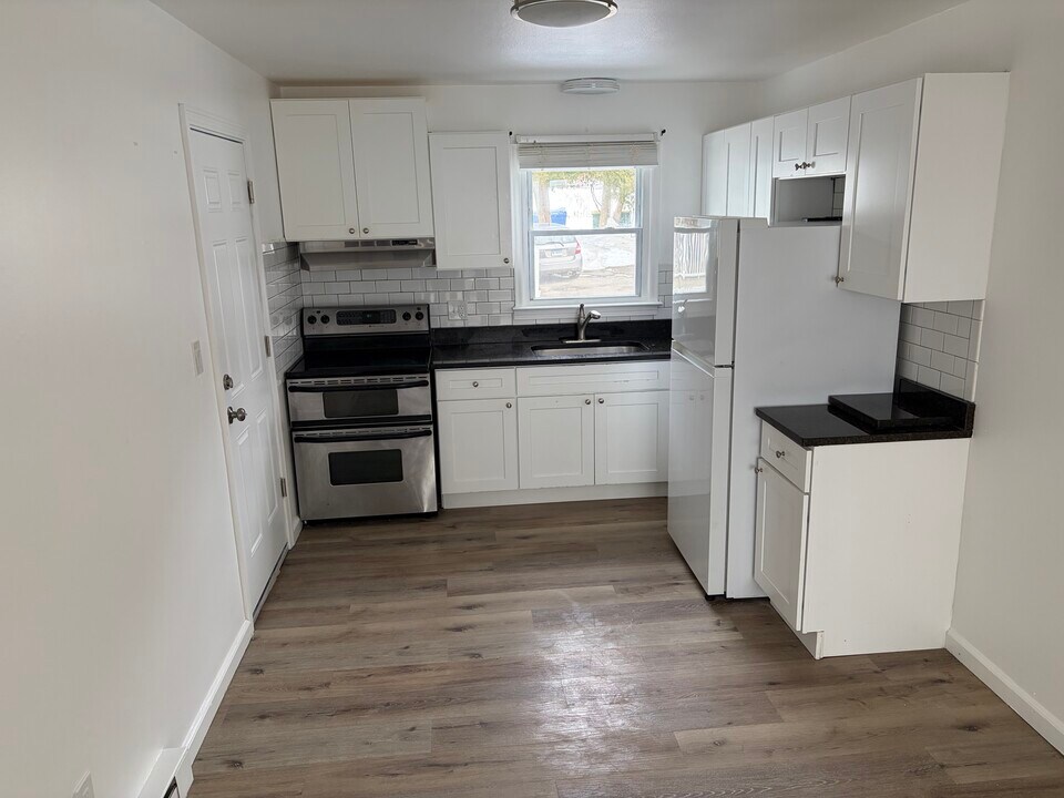 78 Royal Oak Dr, Unit 78B in Waterbury, CT - Building Photo