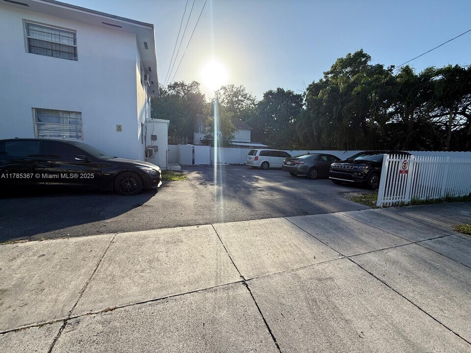 2400 NW 25th Ave in Miami, FL - Building Photo